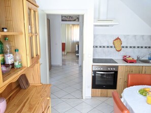 Kühlschrank, Mikrowelle, Ofen, Kochgeschirr/Geschirr/Besteck