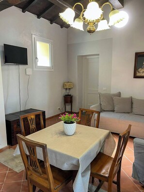 Apartamento, vistas al lago | Comedor