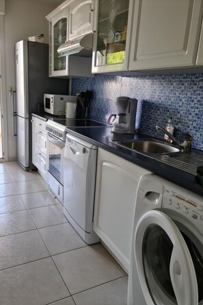 Fridge, microwave, oven, dishwasher - Appartement Maria Stella avec Terrasse - Schwimmbad by Interhome (Calvi)
