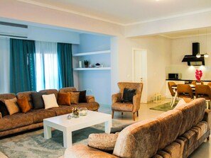 TV - Entdecken Sie die ruhige Opulenz der Luxusvilla by Interhome (Ksamil)