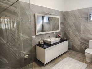 Bathroom - Entdecken Sie die ruhige Opulenz der Luxusvilla by Interhome (Ksamil)