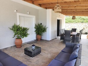 Outdoor dining - Entdecken Sie die ruhige Opulenz der Luxusvilla by Interhome (Ksamil)