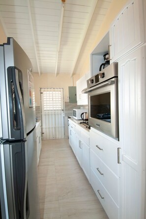 Fridge, microwave, oven, cookware/dishes/utensils - Gemütlicher karibischer Rückzugsort gegenüber dem Strand by Interhome (Sandy Lane)