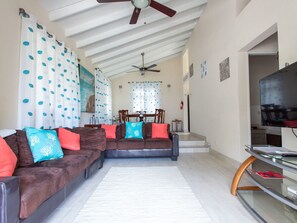 TV - Gemütlicher karibischer Rückzugsort gegenüber dem Strand by Interhome (Sandy Lane)