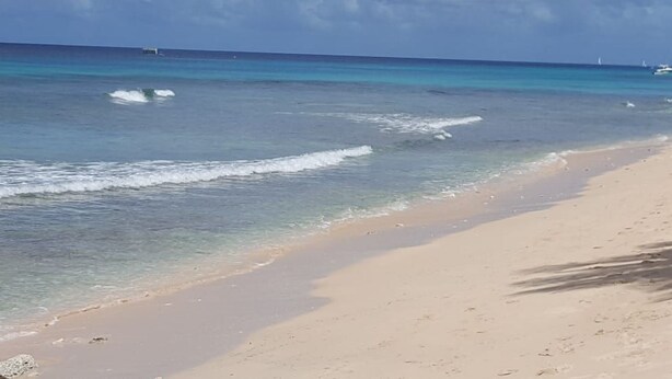A beach with clear turquoise water and a sandy shore. - Gemütlicher karibischer Rückzugsort gegenüber dem Strand by Interhome (Sandy Lane)