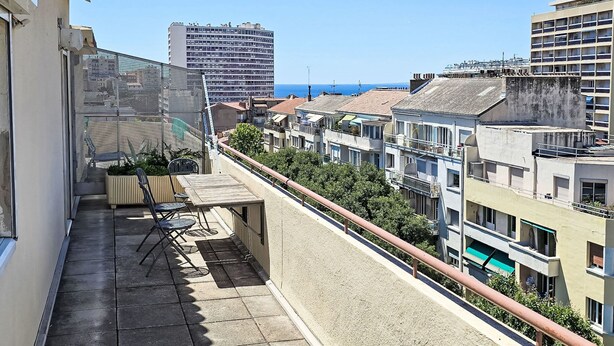 A balcony with a metal railing, a small table, and chairs. - Möbliertes Studio Agachadou 25m2 mit 3 Terrassen 36m2 by Interhome (Marseille)