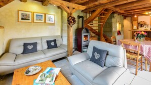 Fernseher, Kamin, DVD-Player