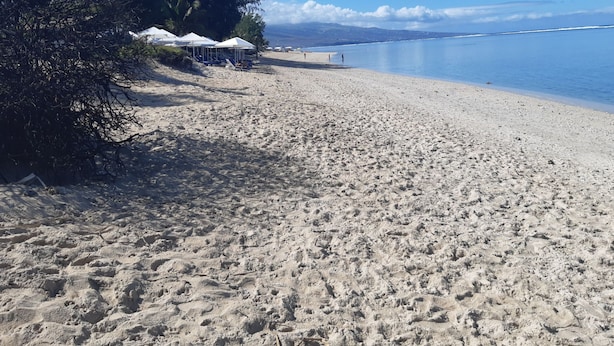 A beach with white tents and a clear sky. - Wohnung "Le Jardin de Corail" by Interhome (Saint-Gilles-les Bains)