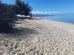 A beach with white tents and a clear sky. - Wohnung "Le Jardin de Corail" by Interhome (Saint-Gilles-les Bains)