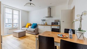 Un apartamento moderno con cocina, comedor y sala de estar.