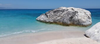 Villa 'Roccia d'oro with Private Pool, Sea View, Wi-Fi & Air Conditioning