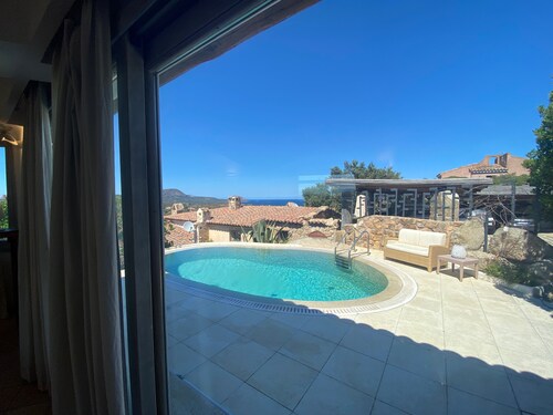 Villa „Roccia d’Oro“ mit privatem Pool, Meerblick, WLAN & Klimaanlage