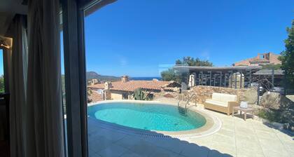 Villa „Roccia d’Oro“ mit privatem Pool, Meerblick, WLAN & Klimaanlage