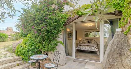 Villa „Roccia d’Oro“ mit privatem Pool, Meerblick, WLAN & Klimaanlage