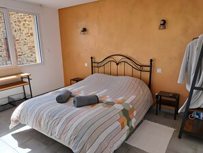 Iron/ironing board, WiFi, bed sheets