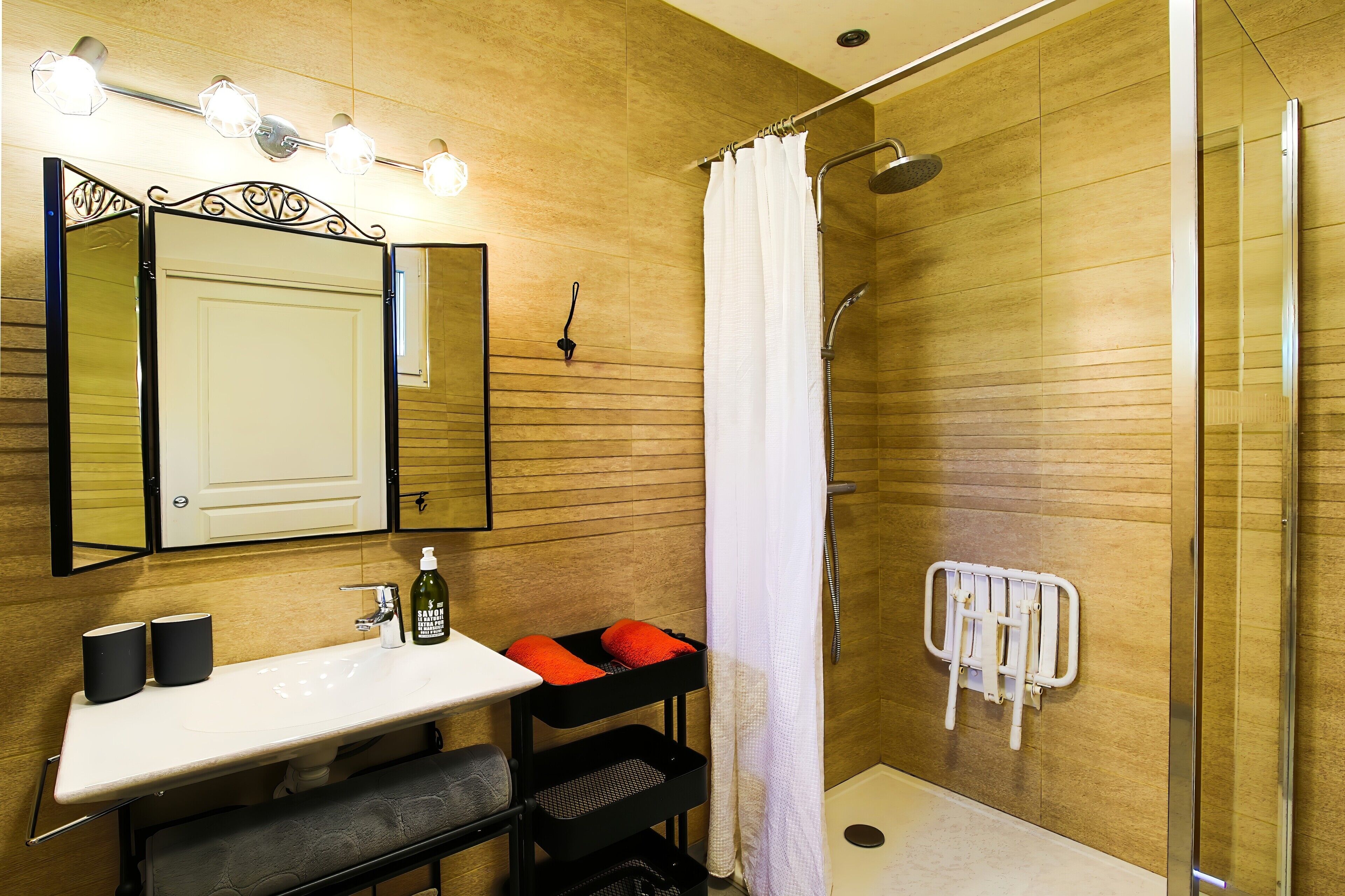 Een douche, een haardroger, handdoeken