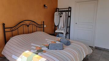 Tabla de planchar con plancha, wifi y ropa de cama