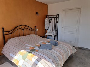 Tabla de planchar con plancha, wifi y ropa de cama 