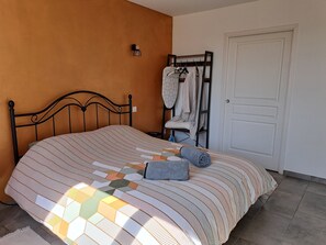 Een strijkplank/strijkijzer, wifi, beddengoed