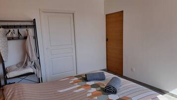 Een strijkplank/strijkijzer, wifi, beddengoed