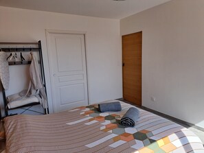 Iron/ironing board, WiFi, bed sheets - Holiday Home "Le Jardin" with Private Terrace and Wi-Fi (Lison)