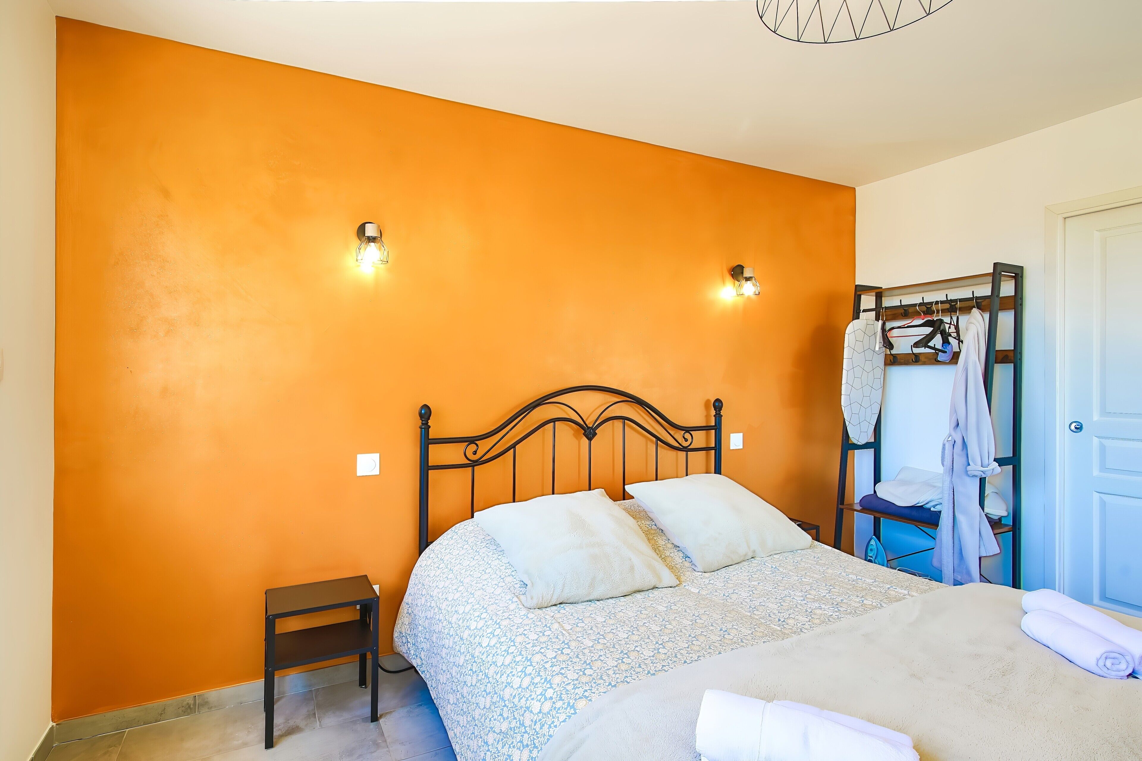 Iron/ironing board, WiFi, bed sheets