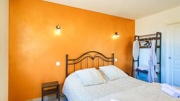 Iron/ironing board, WiFi, bed sheets