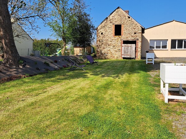 Property grounds - Holiday Home "Le Jardin" with Private Terrace and Wi-Fi (Lison)