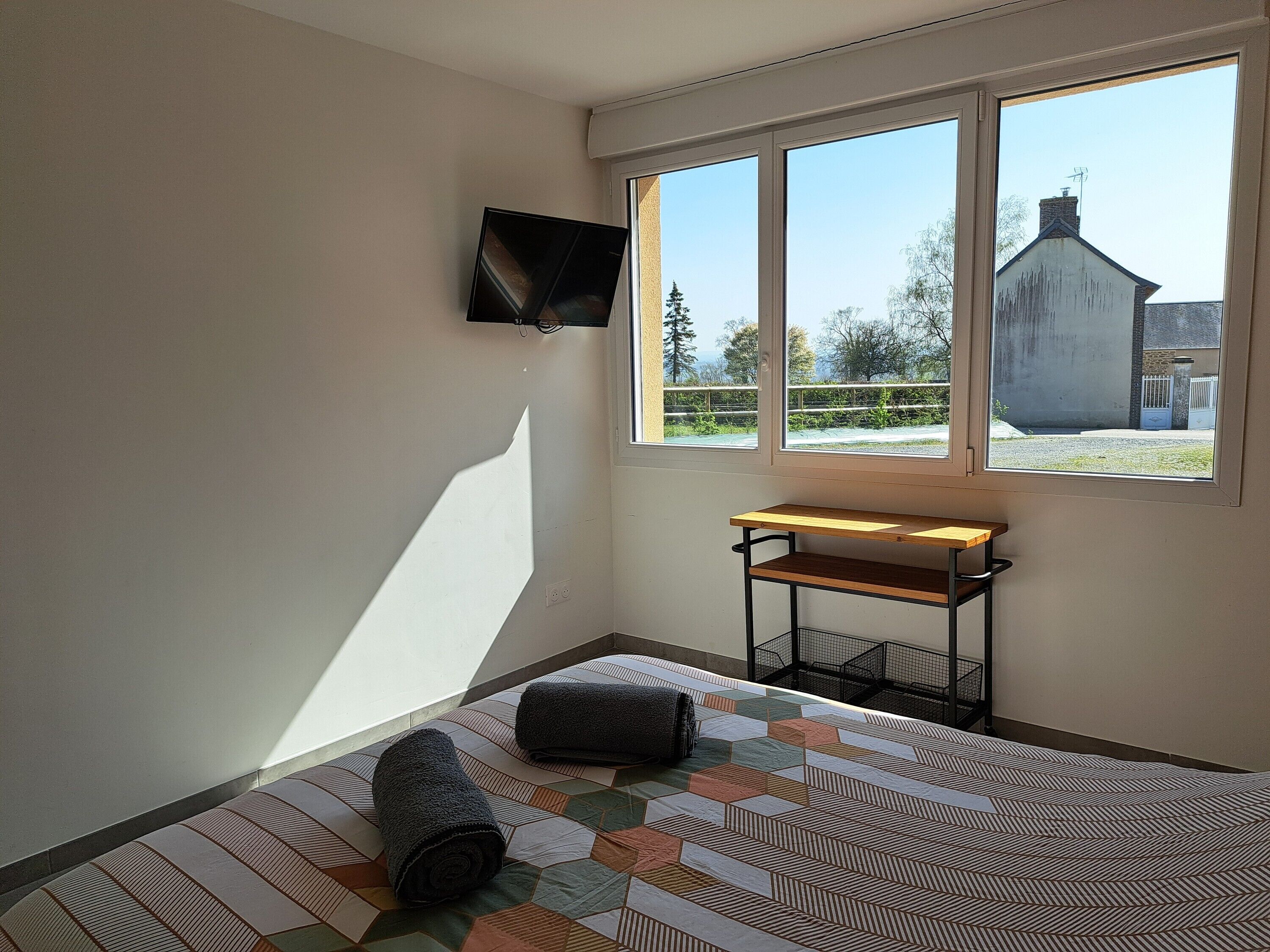 Iron/ironing board, WiFi, bed sheets