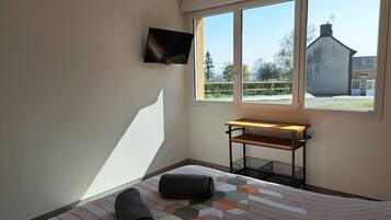 Iron/ironing board, WiFi, bed sheets