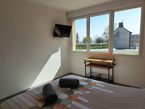 Iron/ironing board, WiFi, bed sheets - Holiday Home "Le Jardin" with Private Terrace and Wi-Fi (Lison)