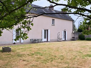 Outdoor dining - Gîte LEBASLADIN for 7 Guests – Renovated Holiday Home in Lison (Lison)