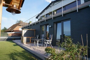 Outdoor dining - Pamir - View of the river, terrace, garden, induction stove, parking space (Olpenitzdorf)