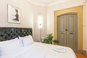 3 bedrooms, iron/ironing board, WiFi, bed sheets - Galata’s Glow – Stylish & Luxurious 3BR Apartment (Beyoğlu/İstanbul)
