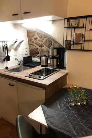 Fridge, cookware/dishes/utensils - Neiße-Gästezimmer im Altstadthaus by Interhome (Görlitz)