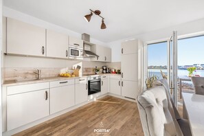 冷蔵庫、電子レンジ、オーブン、コンロ