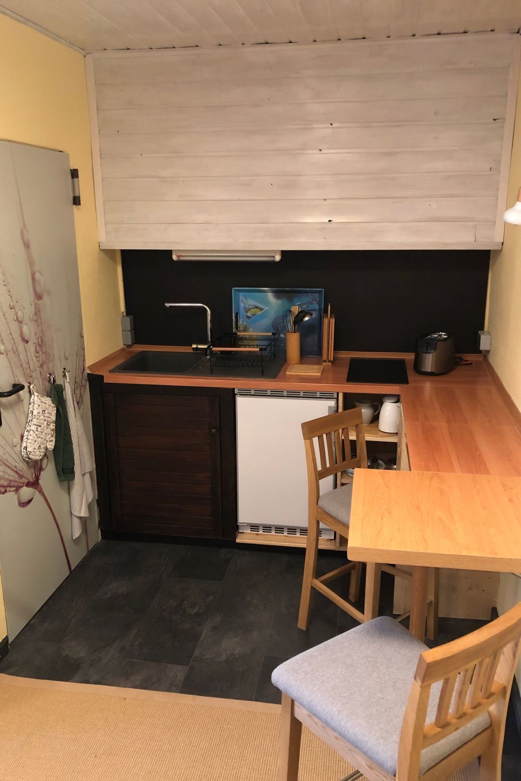 Frigorífico y utensilios de cocina