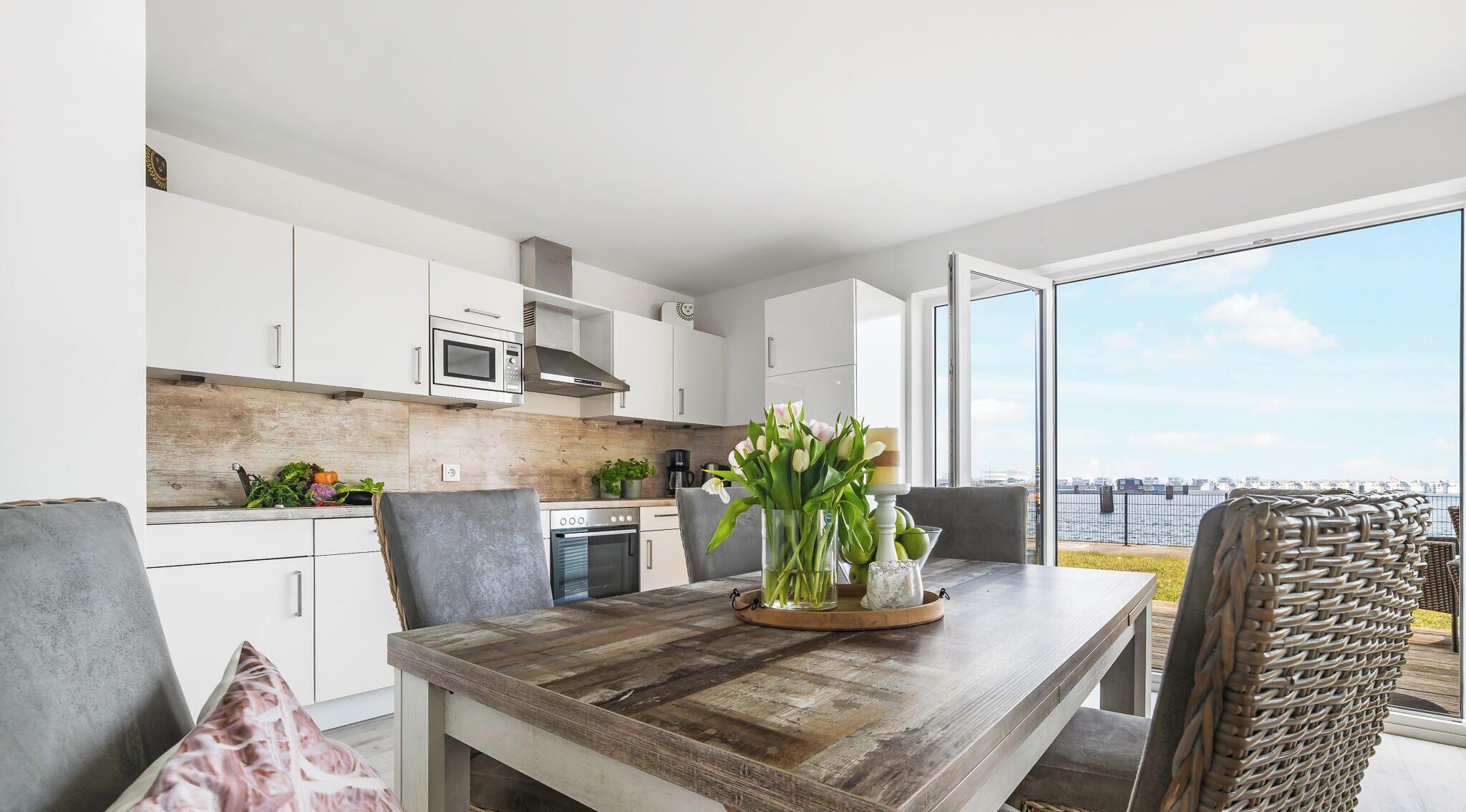 冷蔵庫、電子レンジ、オーブン、コンロ