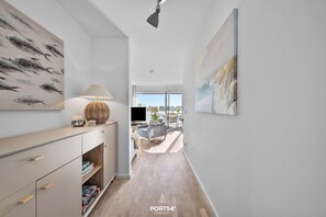 A modern hallway with a wooden floor, a lamp, and artwork on the walls. - Landungsbrücke 28 - 1st row on the waterfront, infrared cabin, whirlpool tub (Olpenitz)