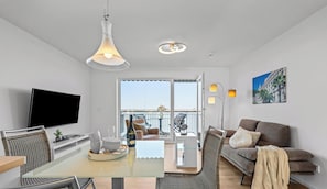 TV - Cannes - 2nd Floor, Balcony, Harbor View, Private Parking, Washing Machine (Olpenitz)