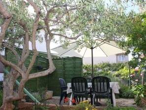 Outdoor dining - Schönes Gästezimmer mit großer Sonnenterrasse by Interhome (Zadar)