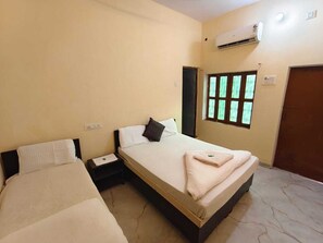 Triple Room | Free WiFi - Hotel Shree (Varanasi)
