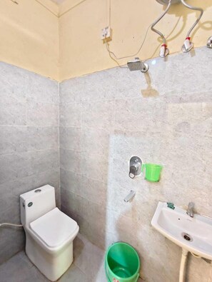 Triple Room | Bathroom - Hotel Shree (Varanasi)