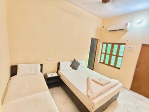 Triple Room | Free WiFi - Hotel Shree (Varanasi)