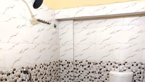 Quadruple Room | Bathroom - Hotel Shree (Varanasi)