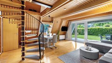 Fernseher, Tischtennisplatte, Stereoanlage