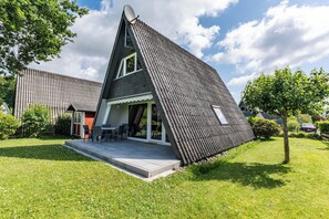 Exterior - Family Time - Terrace, sun loungers, barbecue, awning, washing machine (Damp)