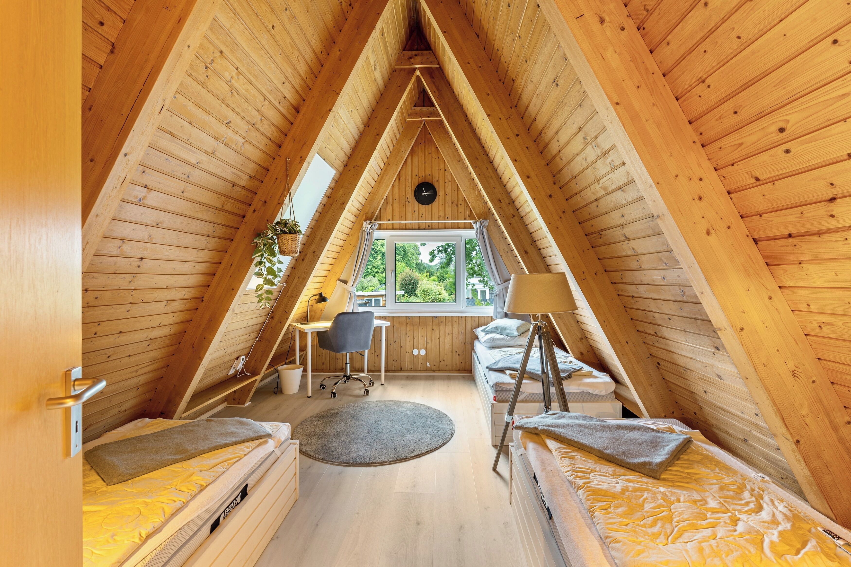 Schreibtisch, Bügeleisen/Bügelbrett, Reisekinderbett, kostenloses WLAN