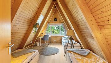 Schreibtisch, Bügeleisen/Bügelbrett, Reisekinderbett, kostenloses WLAN