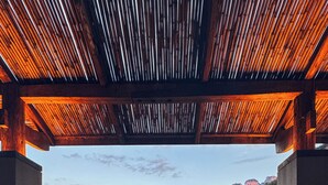 A balcony with two chairs and a table, overlooking a mountainous landscape. - Chongqing Jinfo Cloudhaus Boutique Hotel (Chongqing)